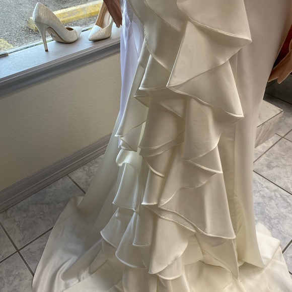 New wedding dress - Picture 4 of 5